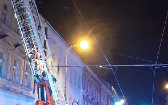 Na půdě domu v Praze 8 hořel odpad, jeden člověk se zranil.