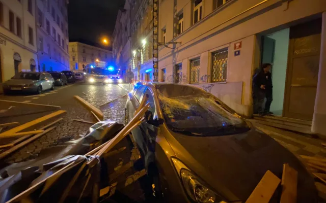 FOTO, VIDEO: Trámy z rozestavěné střechy na Žižkově zasypaly několik zaparkovaných aut