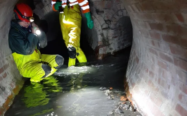 VIDEO: Muž uškrtil známého a tělo hodil do kanálu. Jeho rodině řekl, že odjel do ciziny