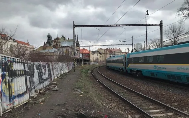 FOTO: Nádraží Vyšehrad je kulturní památkou, přesto dál chátrá. Jaká je jeho budoucnost?