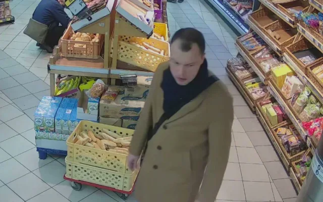 VIDEO: Policie pátrá po muži, který se obnažoval před ženami v metru