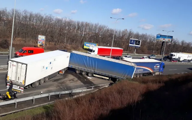 VIDEO: Hromadná nehoda tří kamionů zablokovala Jižní spojku. Několik osob se zranilo