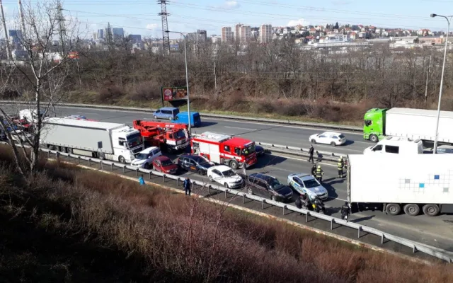 VIDEO: Hromadná nehoda tří kamionů zablokovala Jižní spojku. Několik osob se zranilo