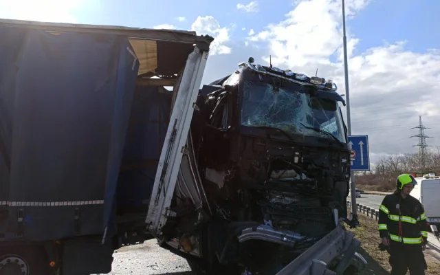 VIDEO: Hromadná nehoda tří kamionů zablokovala Jižní spojku. Několik osob se zranilo