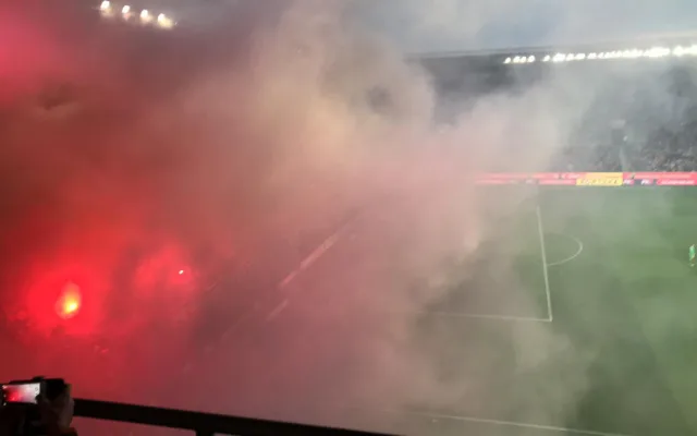 Na konci prvního poločasu zahalila stadion mlha z pyrotechniky.