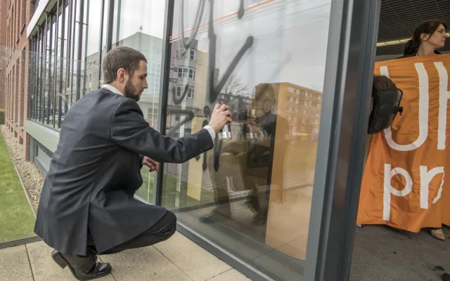 FOTO: Do sídla ČEZu vnikli aktivisté, pomalovali okna a v zákaznickém centru rozházeli uhlí