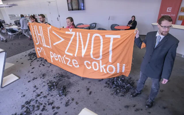 FOTO: Do sídla ČEZu vnikli aktivisté, pomalovali okna a v zákaznickém centru rozházeli uhlí
