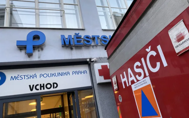 FOTO: Hasiči přivezli dodávku roušek a respirátorů pro Prahu
