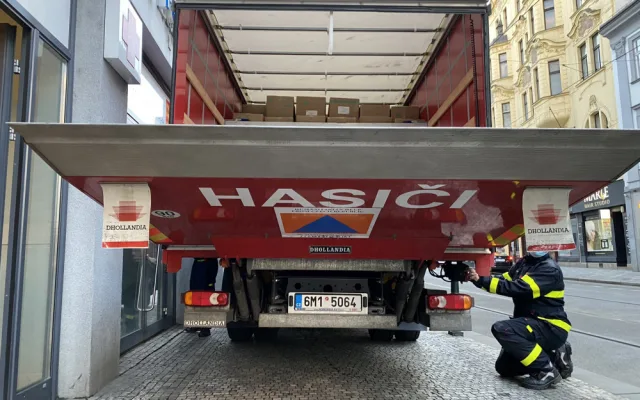 FOTO: Hasiči přivezli dodávku roušek a respirátorů pro Prahu