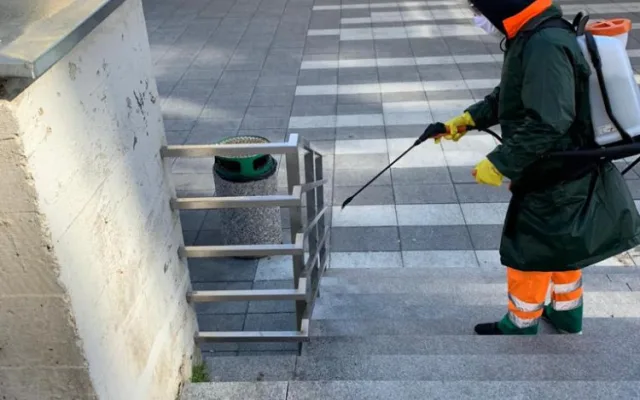 FOTO, VIDEO: Praha 6 začala s dezinfekcí zastávek MHD a laviček