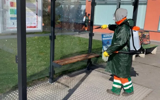 FOTO, VIDEO: Praha 6 začala s dezinfekcí zastávek MHD a laviček