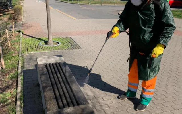 FOTO, VIDEO: Praha 6 začala s dezinfekcí zastávek MHD a laviček