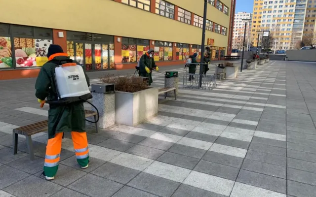 FOTO, VIDEO: Praha 6 začala s dezinfekcí zastávek MHD a laviček