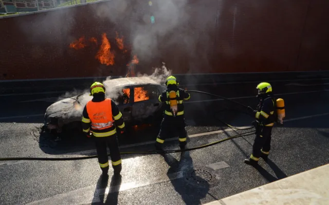 FOTO: Požár auta dnes dopoledne uzavřel část tunelu Blanka