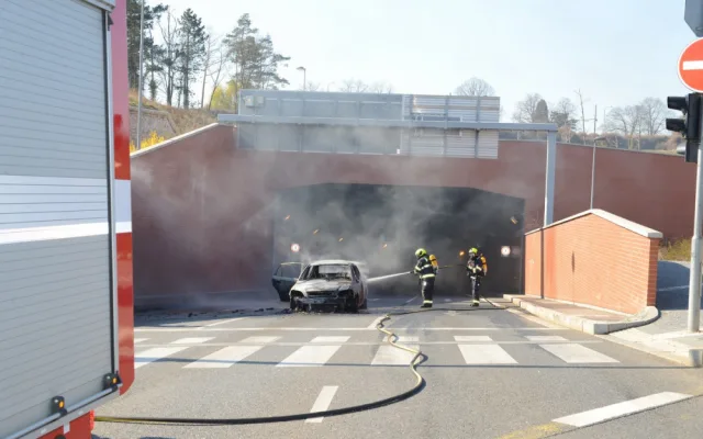 FOTO: Požár auta dnes dopoledne uzavřel část tunelu Blanka