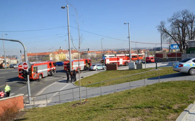 FOTO: Požár auta dnes dopoledne uzavřel část tunelu Blanka