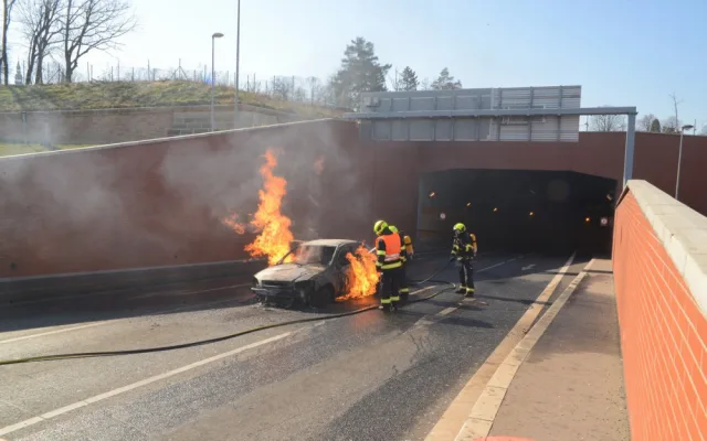 FOTO: Požár auta dnes dopoledne uzavřel část tunelu Blanka