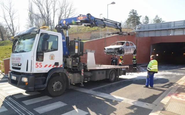 FOTO: Požár auta dnes dopoledne uzavřel část tunelu Blanka