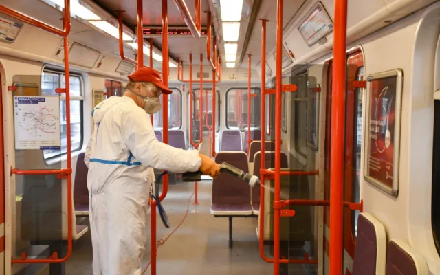 FOTO: Dopravní podnik začal dezinfikovat vozy metra speciálním přípravkem