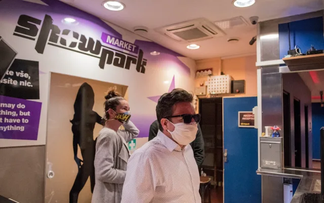 FOTOGALERIE: Podívejte se, jak to vypadá, když se v bordelu rozsvítí