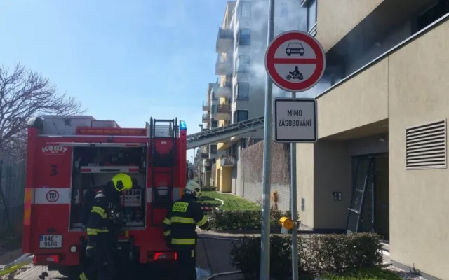 FOTO: V obytném domě v Praze 9 hořel byt. Hasiči evakuovali dvacet osob