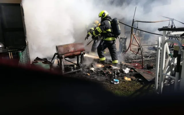 FOTO: V obytném domě v Praze 9 hořel byt. Hasiči evakuovali dvacet osob