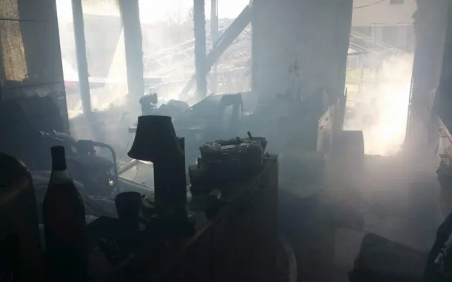 FOTO: V obytném domě v Praze 9 hořel byt. Hasiči evakuovali dvacet osob