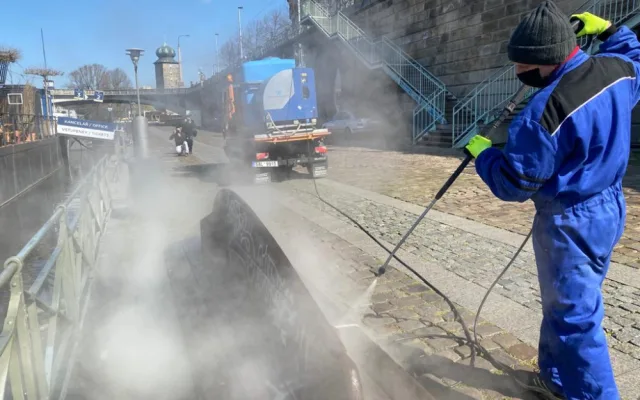 FOTO: Začala dezinfekce pražských náplavek
