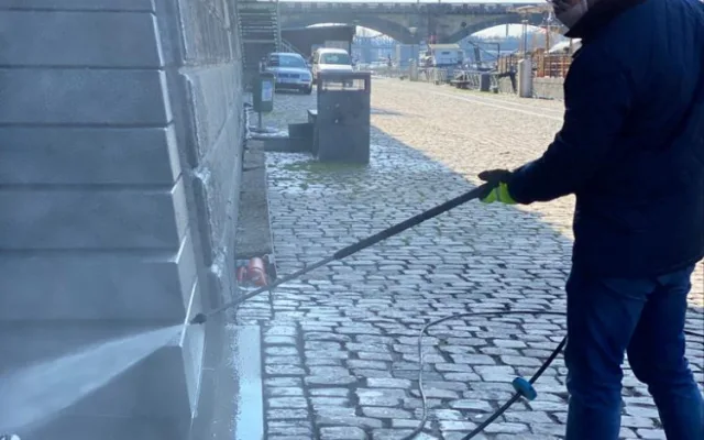 FOTO: Začala dezinfekce pražských náplavek