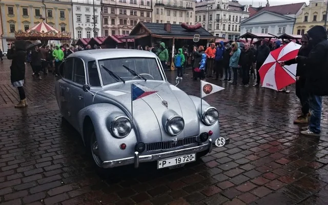 Na první expedici vyjížděli oba cestovatelé stylově v legendární Tatře Hanzelky a Zikmunda,