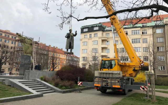 Socha Koněva v Praze 6 byla demontována. Přesune se do muzea