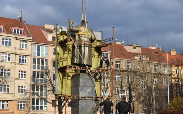 Socha Koněva v Praze 6 byla demontována. Přesune se do muzea