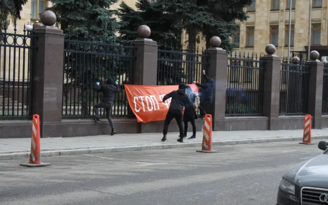 FOTO: Naše tanky budou v Praze! Ruští radikálové zaútočili na české velvyslanectví v Moskvě