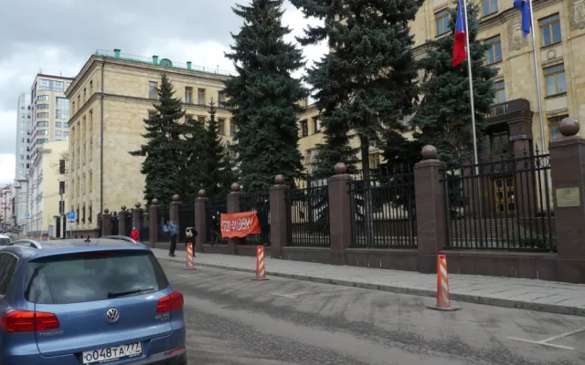 FOTO: Naše tanky budou v Praze! Ruští radikálové zaútočili na české velvyslanectví v Moskvě