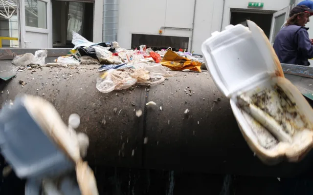 Plastový odpad se v dotřiďovacím procesu rozděluje do balíků podle jednotlivých druhů