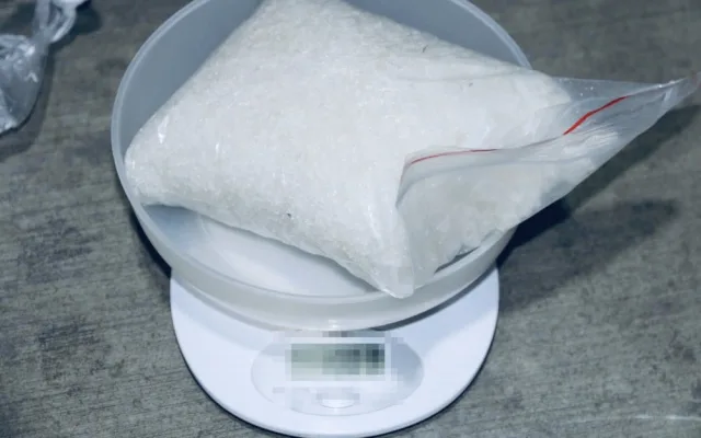 VIDEO: Policisté objevili v autě přes kilo pervitinu. Mužům hrozí deset let vězení