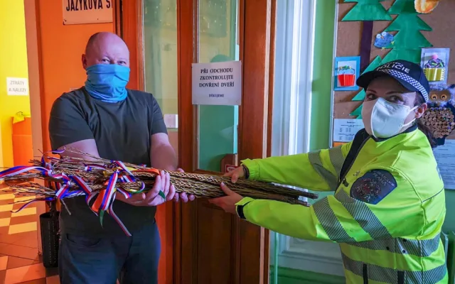 FOTO: Strážníci z Prahy 2 upletli pomlázky pro děti. Jsou k dispozici u základních škol