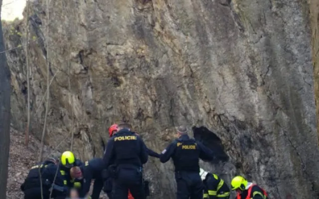 FOTO: Muž se zranil po pádu skály Pod Žvahovem. Byl zastaven provoz na železniční trati