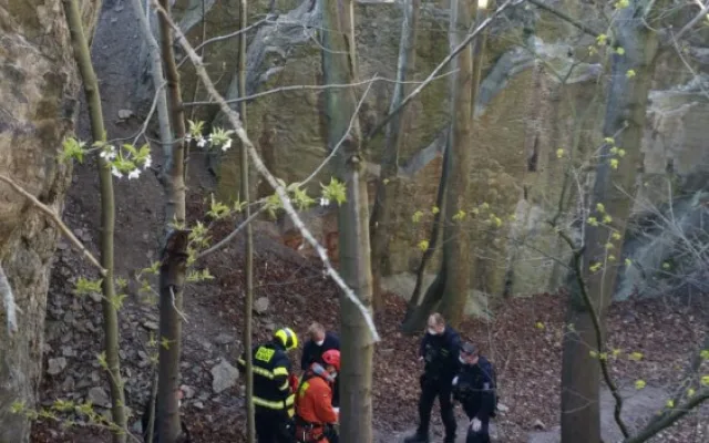 FOTO: Muž se zranil po pádu skály Pod Žvahovem. Byl zastaven provoz na železniční trati