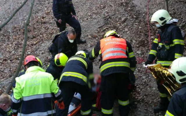 FOTO: Muž se zranil po pádu skály Pod Žvahovem. Byl zastaven provoz na železniční trati