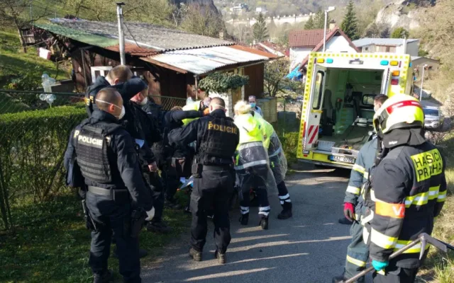 FOTO: Muž se zranil po pádu skály Pod Žvahovem. Byl zastaven provoz na železniční trati