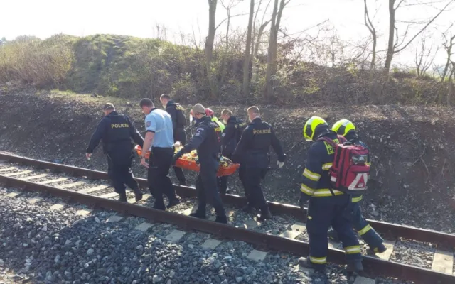 FOTO: Muž se zranil po pádu skály Pod Žvahovem. Byl zastaven provoz na železniční trati