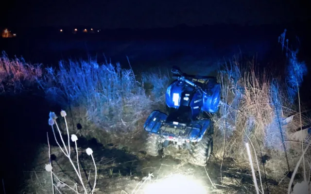 VIDEO: Řidič čtyřkolky ujížděl policii. Byl pod vlivem drog a má zákaz řízení