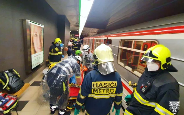 FOTO: Žena spadla pod metro na Petřinách. Utrpěla mnohačetná poranění rukou a nohou