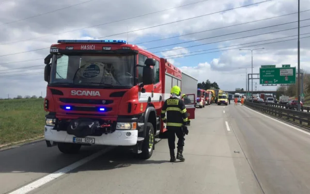 FOTO: Nehoda dvou kamionů zablokovala Pražský okruh. Pro zraněného letěl vrtulník