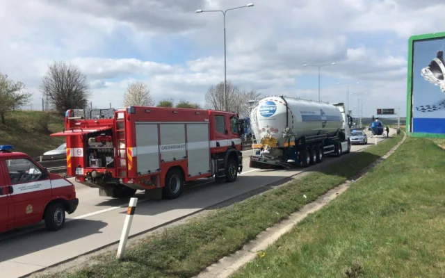 FOTO: Nehoda dvou kamionů zablokovala Pražský okruh. Pro zraněného letěl vrtulník