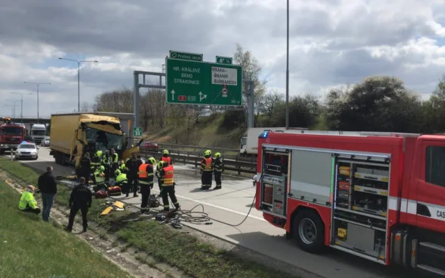 FOTO: Nehoda dvou kamionů zablokovala Pražský okruh. Pro zraněného letěl vrtulník