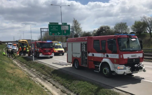 FOTO: Nehoda dvou kamionů zablokovala Pražský okruh. Pro zraněného letěl vrtulník