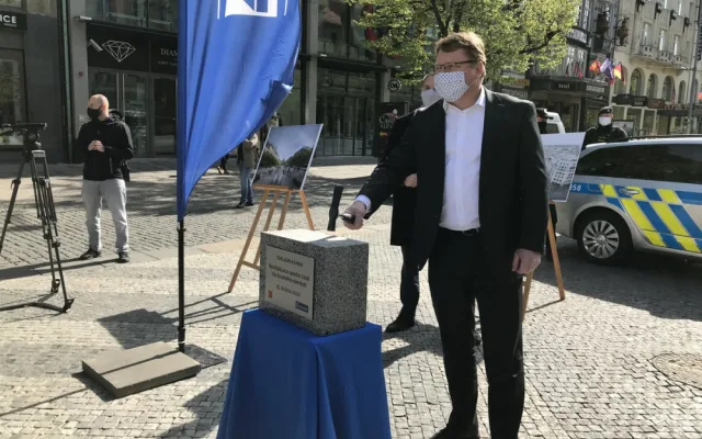 VIDEO: Slavnostní zahájení rekonstrukce Václaváku dnes dopoledne rozháněli policisté