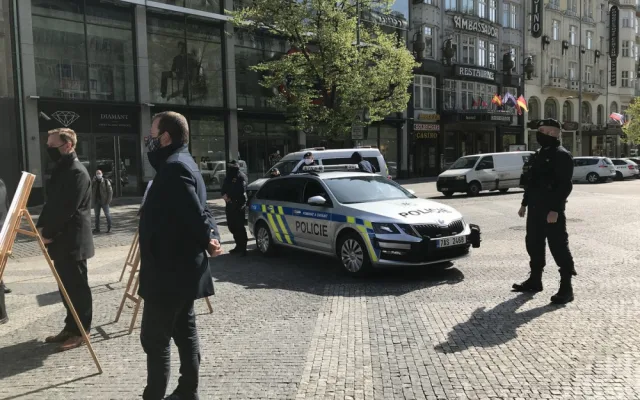 VIDEO: Slavnostní zahájení rekonstrukce Václaváku dnes dopoledne rozháněli policisté